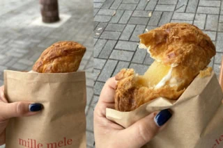 鎌倉 mille mele(ミレメーレ)世界一美味しいアップルパイ ¥500 実はこれが大本命!サクサクのパイ生地の中に包まれているのは、甘すぎず、驚くほどなめらかな「豆乳カスタード」。重たさが一切なく、りんごの自然な酸味と甘みを引き立てる絶妙なバランスは、一度食べたら虜になること間違いなしです。