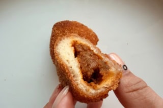 周りはサクサク、中はもちもち。中のカレーはスパイスが豊かに香る本格派で、程よい辛さが食欲をそそります。