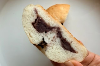 「これぞ、大人が満足できる上質なアンパン」といった佇まいで、パパも納得の味わいです。もちもちあんぱん ¥380