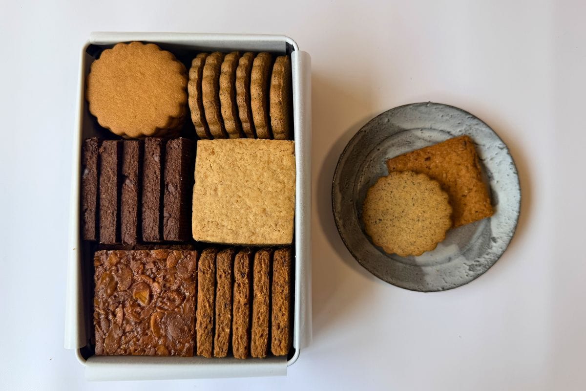 ブランドの優しさとこだわりが詰まった看板商品。No. 1 Shizuka Biscuit ¥5,938（シズカ洋菓子店）