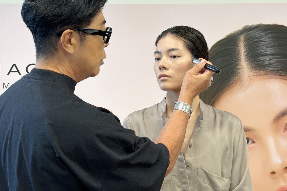 厚塗りして隠すのではなく、サリーさんの肌の一部になりすますように「カモフラージュ」するから、近くで見ても驚くほどナチュラル。これは大人の毎日メイクの救世主になること間違いなしです。
