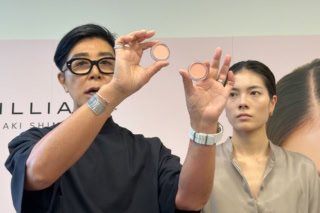 秋冬のくすみがちな肌に自然な血色感と透明感を与える「ピンクローズ系」のニュアンス。