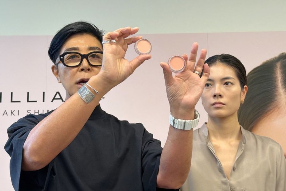 秋冬のくすみがちな肌に自然な血色感と透明感を与える「ピンクローズ系」のニュアンス。