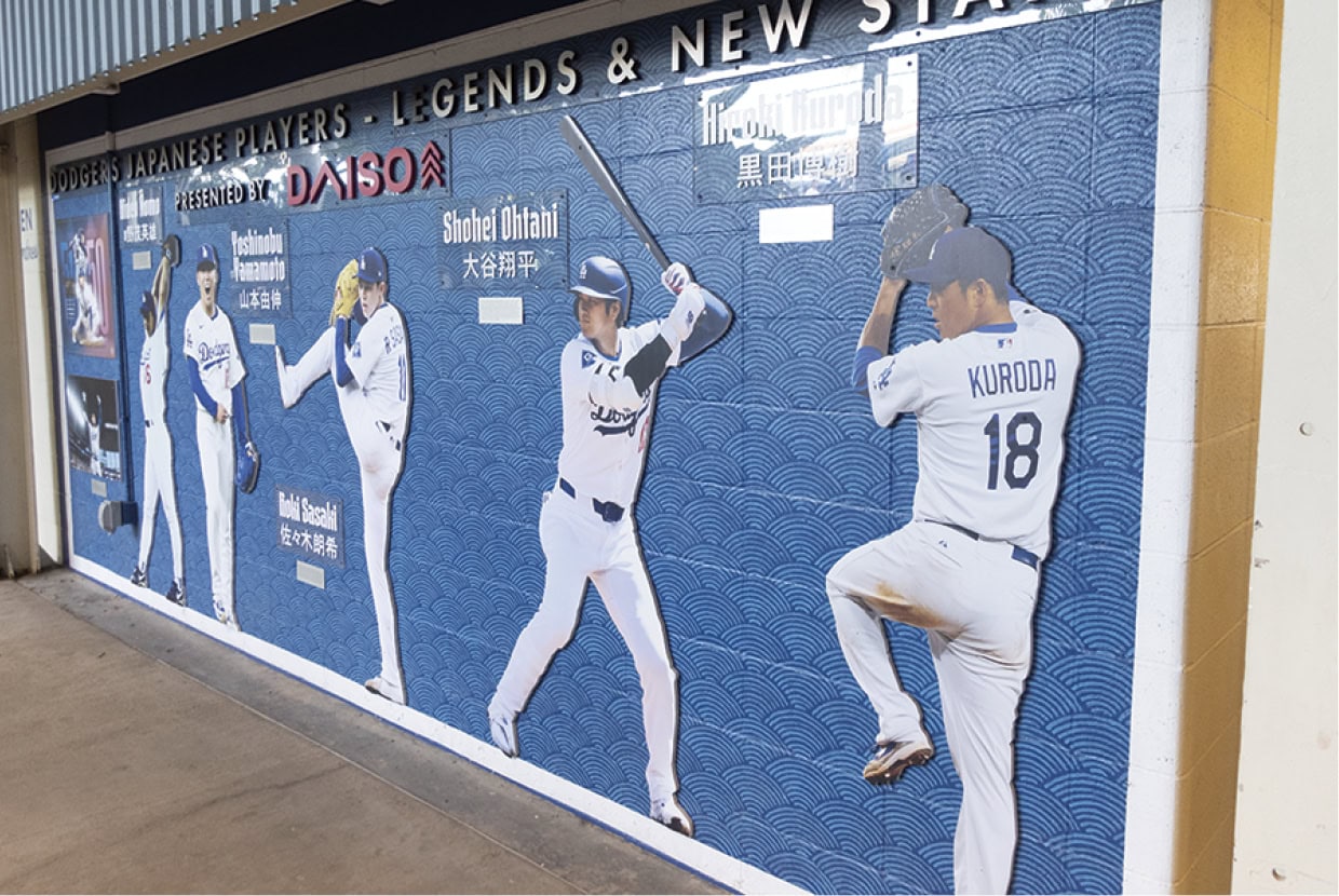 ロサンゼルス・ドジャースで活躍した、歴代の日本人選手たちの雄姿が並ぶメモリアルな壁画。同じ日本人として誇らしい気持ちに。