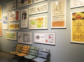 チームやスタジアムの歴史に関する説明を受けながら貴重な展示エリアへ。昔のレトロなポスターに「素敵!」が止まらない。