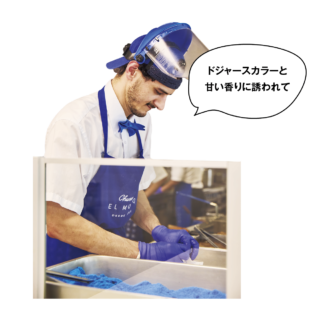 ドジャースカラーの制服姿が可愛いスタッフ。BOXに入ったミニサイズ($6)