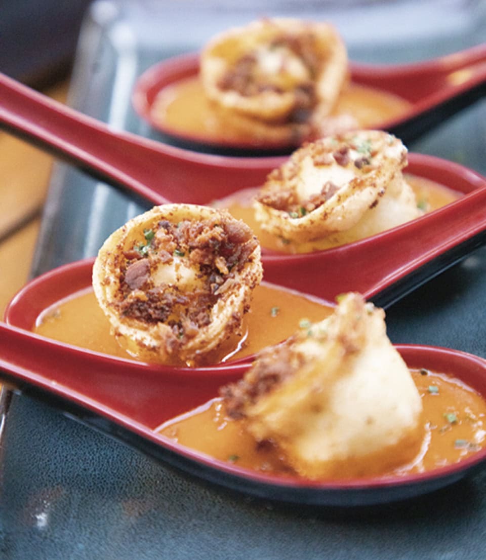 レンゲにのった一口サイズの揚げ餃子、グリルドチーズダンプリング（＄22）は満場一致で「美味しい！」と大好評。エビの春巻き（＄24）もアジアンテイストでこれまた美味。