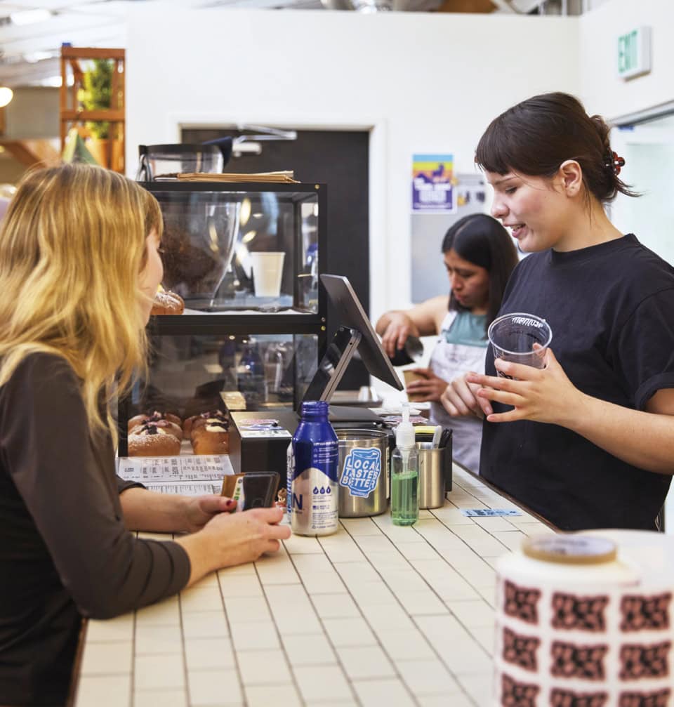 コーチェラバレー発、手作りキャンドル“MOLLY MOON”が人気。クラフトエスプレッソや抹茶ドリンクが人気の“Mentosa Coffee”も併設。買い物をしながらコーヒーで一息。