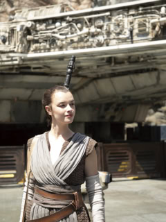 パーク内ではたくさんのキャラクターたちに会える。誰がいつどこに現れるかは運次第!© Disney and © & TM 2026 Lucasfilm Ltd.