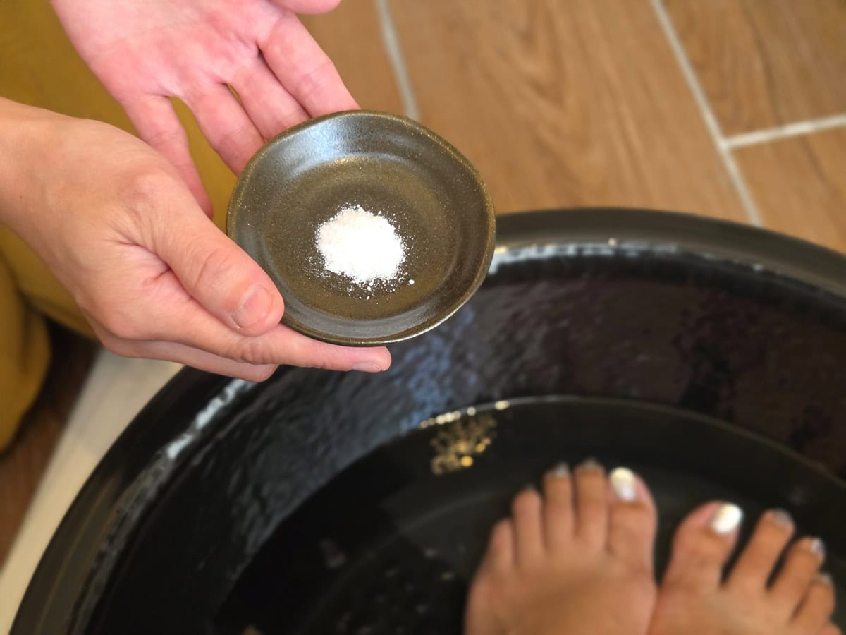 宮古島名産の「雪塩」を使ったフットバスからスタート！