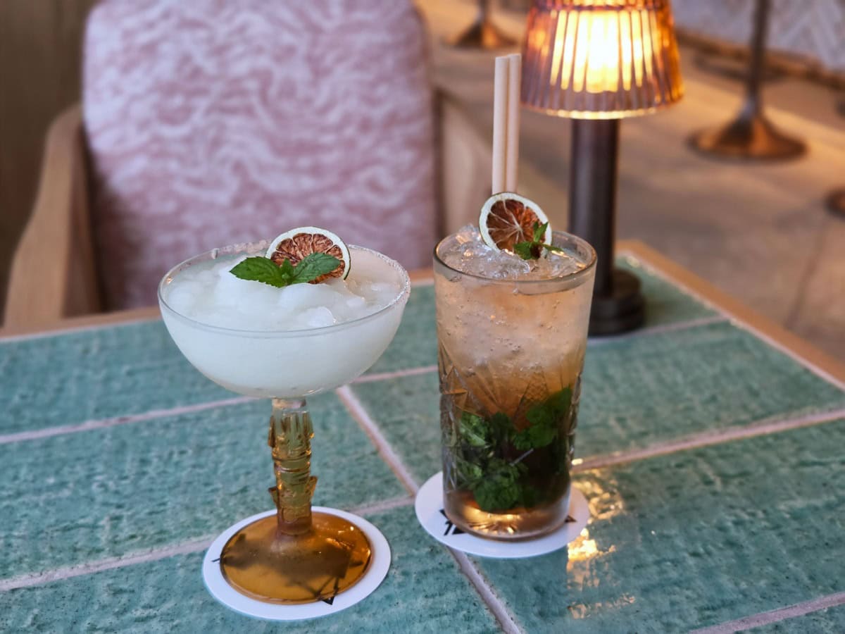ユーモアあふれるオリジナルの映えカクテルも大充実。左はリゾートの定番のピニャ コラーダをアレンジした「ピニャ ピニャ コラーダ」、右はテキーラと自家製ジンジャーシロップで仕上げた大人風味なモヒート「ティーダ ミント ベア」。