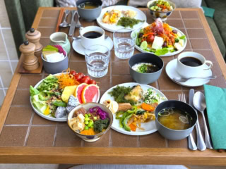 ローカル食材もふんだんに用意され、沖縄らしい料理も楽しめるモーニングビュッフェ。