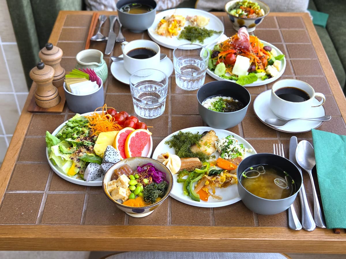 ローカル食材もふんだんに用意され、沖縄らしい料理も楽しめるモーニングビュッフェ。