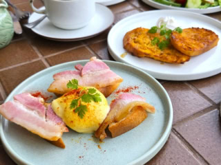 朝食はハーフビュッフェスタイル。日替わりのメイン料理も。