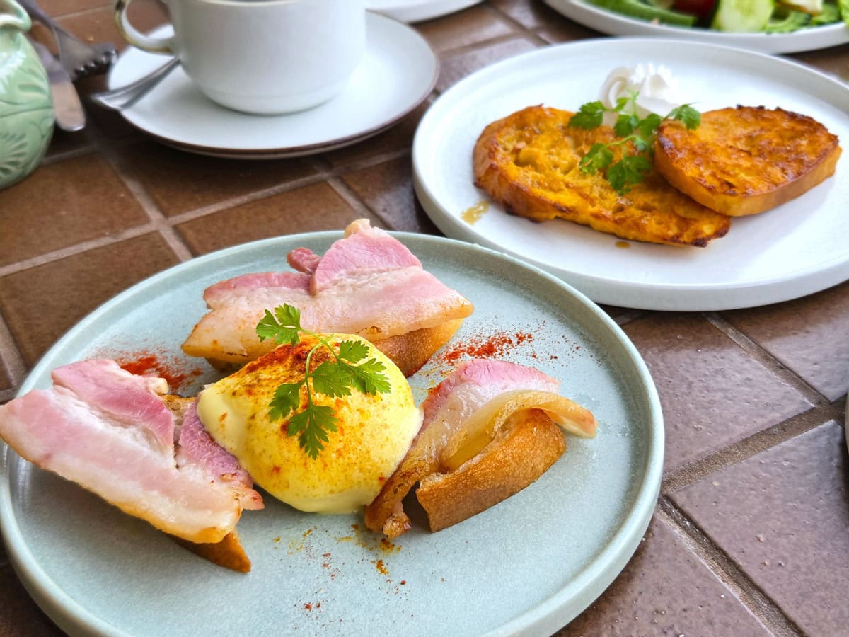 朝食はハーフビュッフェスタイル。日替わりのメイン料理も。