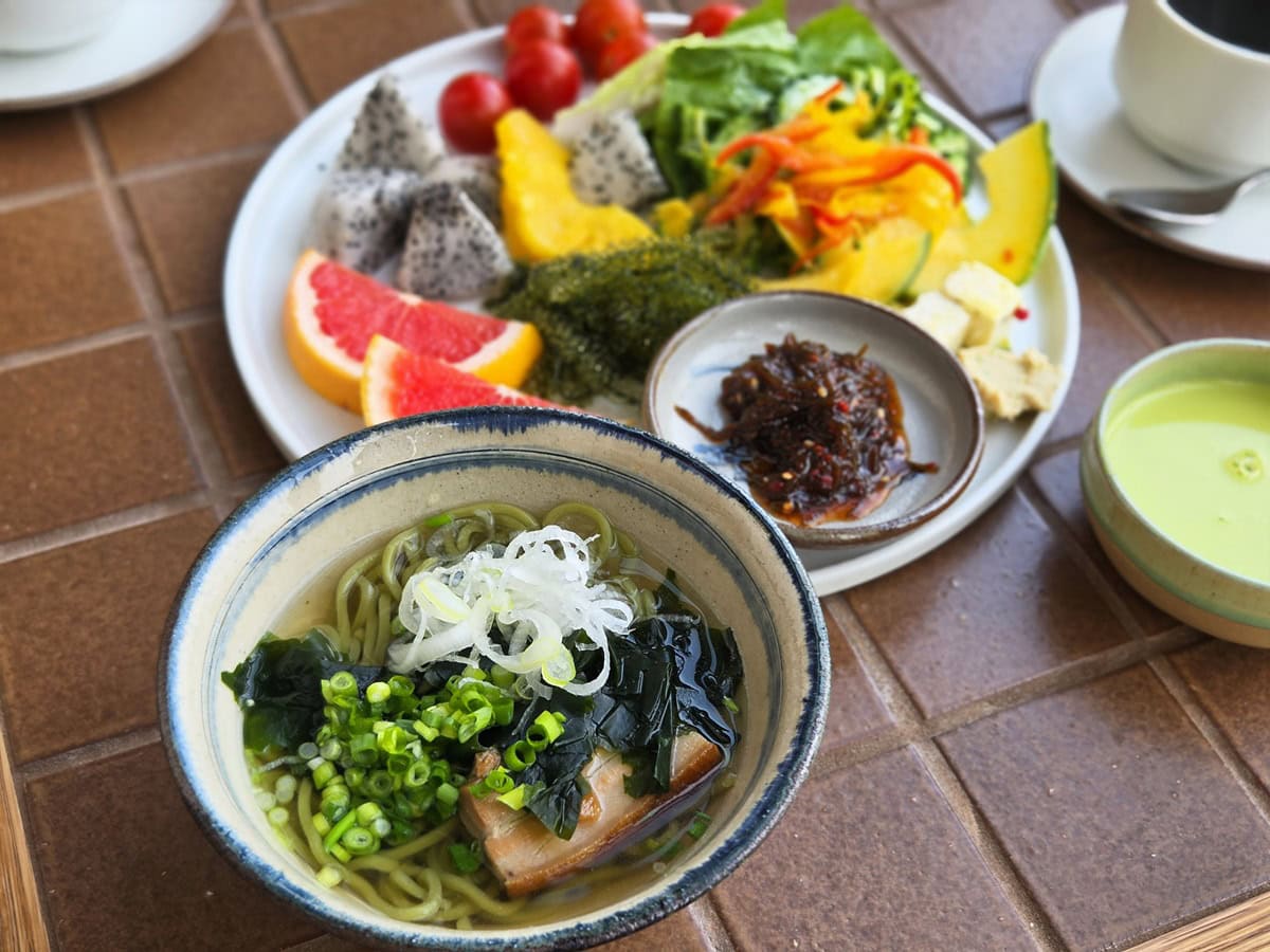 3日めの朝のメイン料理は特製のモリンガそばをオーダー！ 連泊でも飽きない多彩なバリエーションがうれしい。