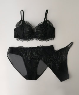 カラーはキャロット、アイスブルー、ブラックの3色展開。ブラジャー各¥6,050、タンガ、ショーツ各¥2,750(全てシュット!バイ ブラデリス)