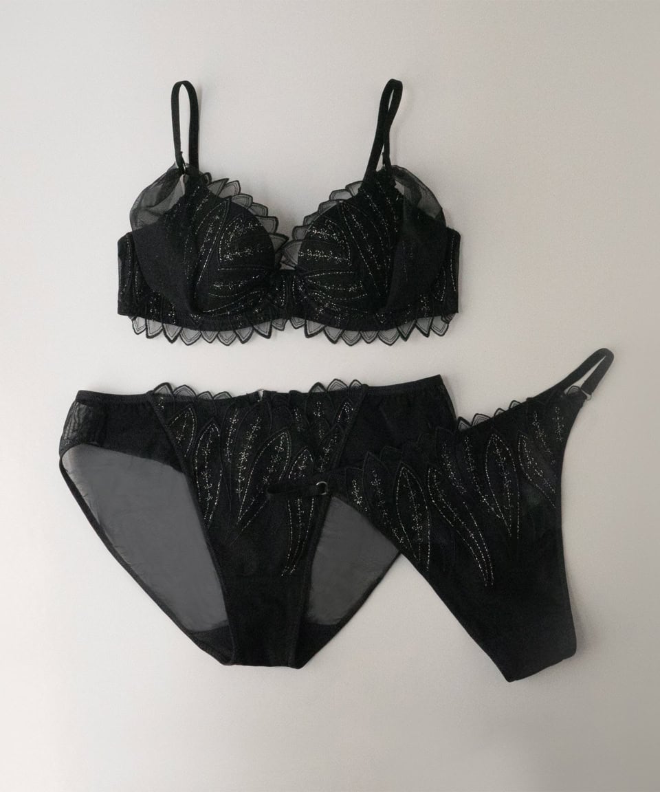 カラーはキャロット、アイスブルー、ブラックの3色展開。ブラジャー各¥6,050、タンガ、ショーツ各¥2,750(全てシュット!バイ ブラデリス)