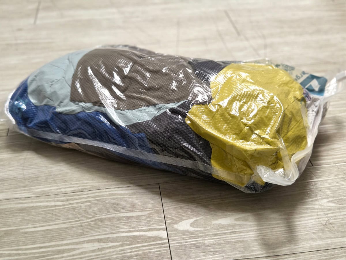 旅で着用した服は圧縮袋でコンパクトにして持ち帰り。
