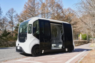 リゾートタウン内の移動には循環バスとしてトヨタの次世代EV自動車「e-Palette」を導入。化石燃料からの脱却を目指して導入されたこちらは、東急グループの再生可能エネルギー由来の電力で供給され、有事の際は非常用電源としての役目も。