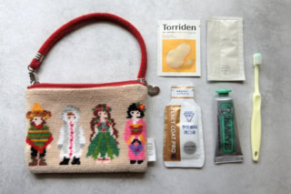 すっきりコンパクトにまとまるので、普段のお出かけにはもちろん、旅行時の機内持ち込み用ポーチとしても重宝しています。