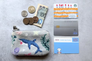 カード類やコインを入れる「サブ財布」として使うのにジャストなサイズ感。お札も三つ折りにすればすっきりと収まります。