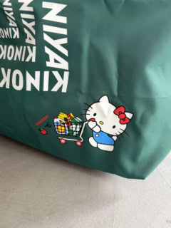 カートからりんごが落ちちゃっているのもカワイイ♡