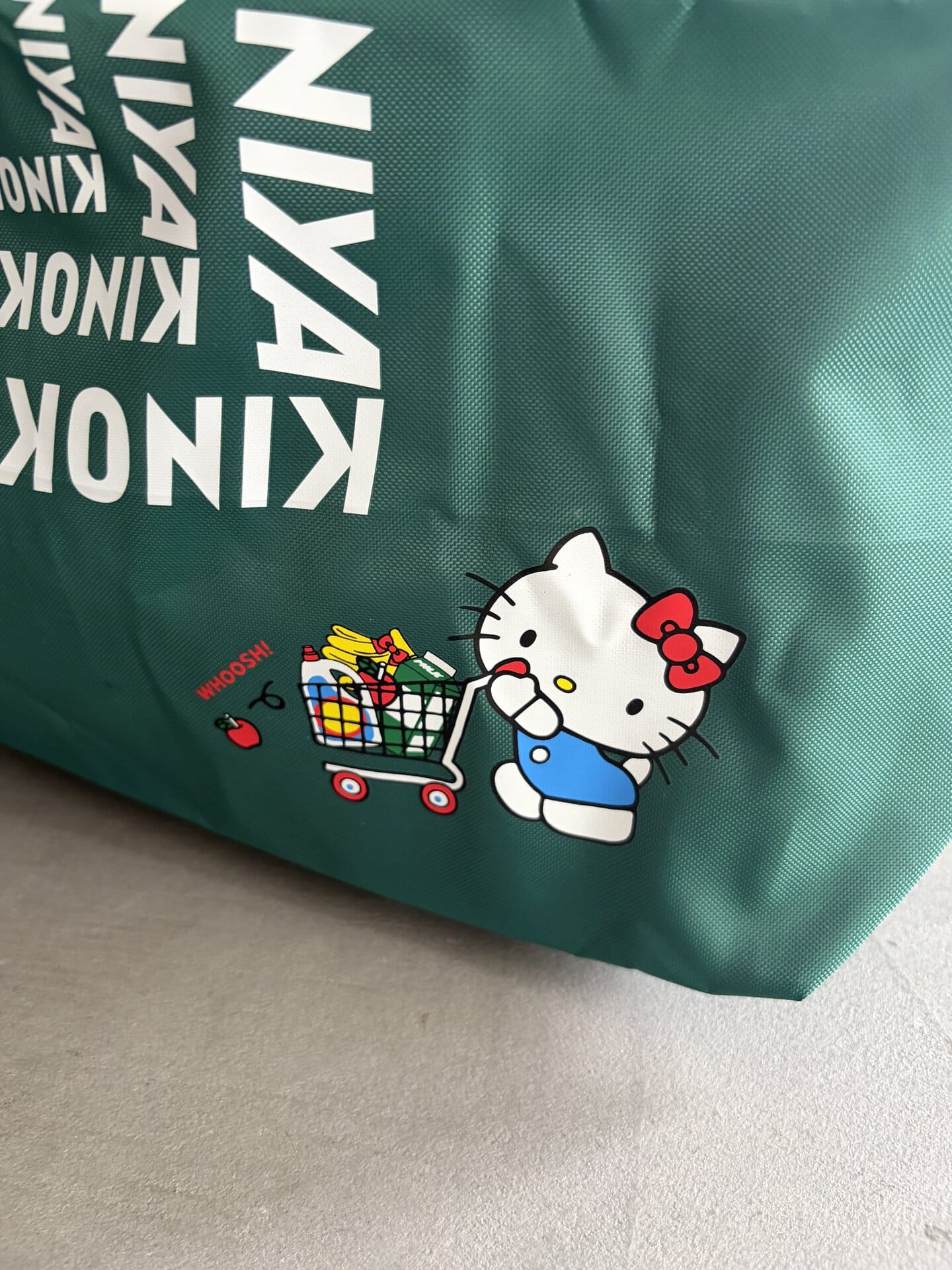 カートからりんごが落ちちゃっているのもカワイイ♡