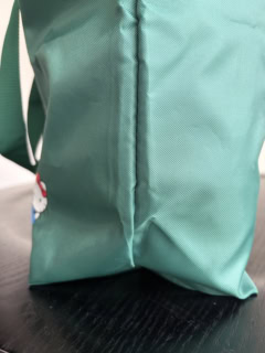 しっかりマチが取られているのもイイんです。想像以上に荷物が入りますよ!
