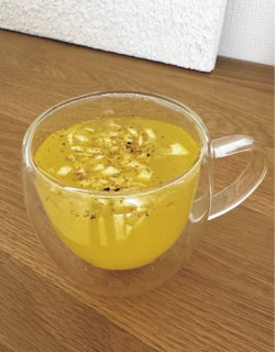 最近朝飲んでる黄色いドリンク。フレッシュターメリックをすりおろして、無農薬レモンの皮のみじん切りと、そのとき家にあるオメガ3的な良質なオイルを白湯で♡