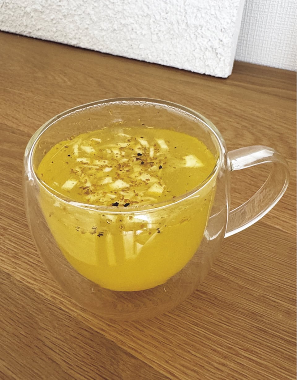 最近朝飲んでる黄色いドリンク。フレッシュターメリックをすりおろして、無農薬レモンの皮のみじん切りと、そのとき家にあるオメガ3的な良質なオイルを白湯で♡