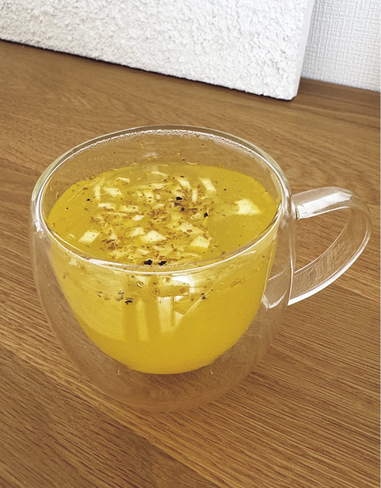 最近朝飲んでる黄色いドリンク。フレッシュターメリックをすりおろして、無農薬レモンの皮のみじん切りと、そのとき家にあるオメガ3的な良質なオイルを白湯で♡