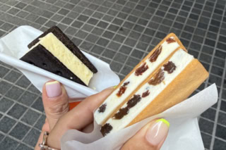 右:バターサンドがひんやりアイスに進化。マルセイアイスサンド ¥320 左:チョコ&レーズンのアイスとビスケットが至福の食感。雪こんチーズ ¥300 ココアビスケットで濃厚ベイクドチーズケーキをサンド。ほろ苦さと酸味が絶妙で、サクサク食感が引き立ちます。どちらもここでしか味わえない限定商品。
