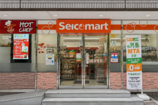 セコマの棚に並ぶ商品の多くは、自社グループで製造されたオリジナルブランド。原料の調達から製造までを北海道内で一貫して行っているため、コンビニの域を超えた“産地直送の美味しさ”がリーズナブルに手に入ります。