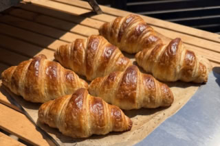本場フランスのバターを贅沢に使った生地は、焼き立てのサクサク感と豊かな香りが格別です。