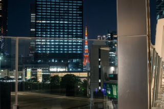 贅沢なディナーの帰り道に見上げる東京の夜景。ビルの合間に美しく輝くライトアップされた東京タワー。