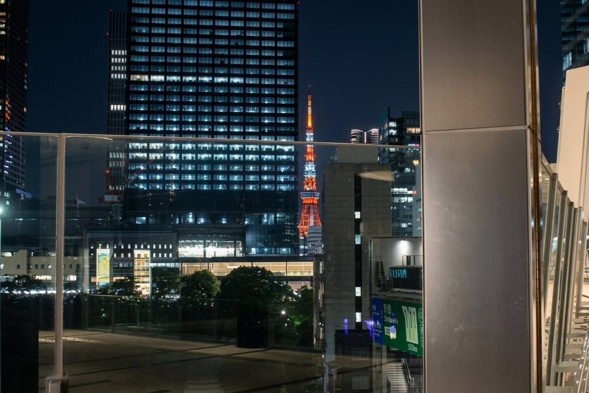 贅沢なディナーの帰り道に見上げる東京の夜景。ビルの合間に美しく輝くライトアップされた東京タワー。