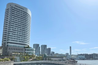 世界最大級の高級ホテルブランドに属する、東京湾に臨むラグジュアリーホテル。ベイビューやリバービューの客室、個性豊かな7つのレストラン&バーを備えています。銀座や主要観光地、羽田空港へのアクセスも良好で、大人の贅沢なひとときを様々な目的で楽しめます。