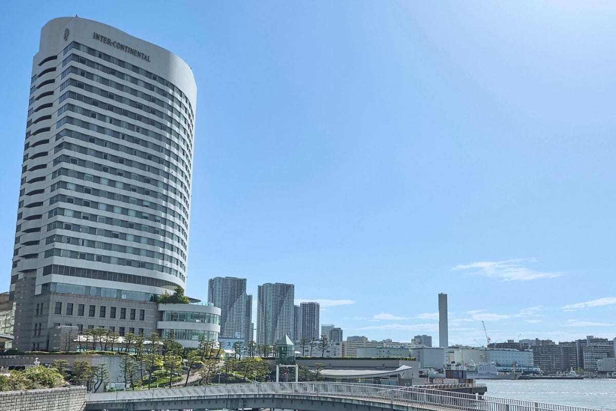 世界最大級の高級ホテルブランドに属する、東京湾に臨むラグジュアリーホテル。ベイビューやリバービューの客室、個性豊かな7つのレストラン&バーを備えています。銀座や主要観光地、羽田空港へのアクセスも良好で、大人の贅沢なひとときを様々な目的で楽しめます。
