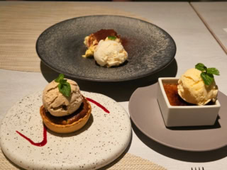 デザートは4種からチョイス。今回は3名のディナーで3種を頼み、味見し合いました。上から時計回りに、ティラミス ちんすこうアイスクリーム添え、さんぴん茶のクレームブリュレ バニラアイスクリーム添え、フーチバー風味のバスクチーズケーキ 黒糖アイスクリーム添え。