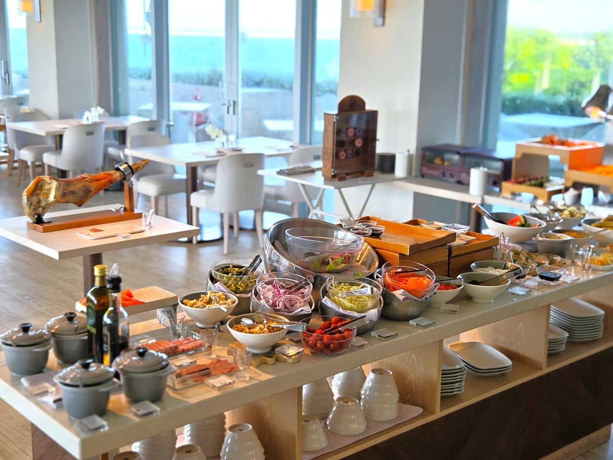 地産野菜や沖縄らしい料理など、多彩なラインナップがギュッと揃うビュッフェコーナー。