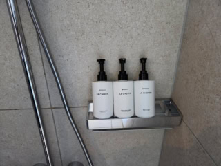 シャンプやボディソープなどのアメニティはスウェーデン発のブランド「BYREDO(バイレード)」。ドライヤーは「リュミエリーナ」の「レプロナイザー 7D Plus」が用意され、美容グッズにも並々ならぬこだわりが感じられる。