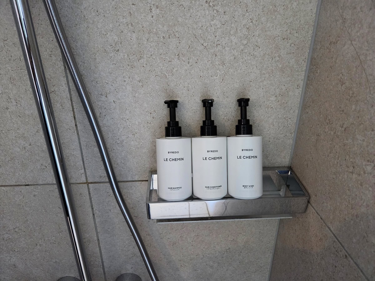 シャンプやボディソープなどのアメニティはスウェーデン発のブランド「BYREDO(バイレード)」。ドライヤーは「リュミエリーナ」の「レプロナイザー 7D Plus」が用意され、美容グッズにも並々ならぬこだわりが感じられる。