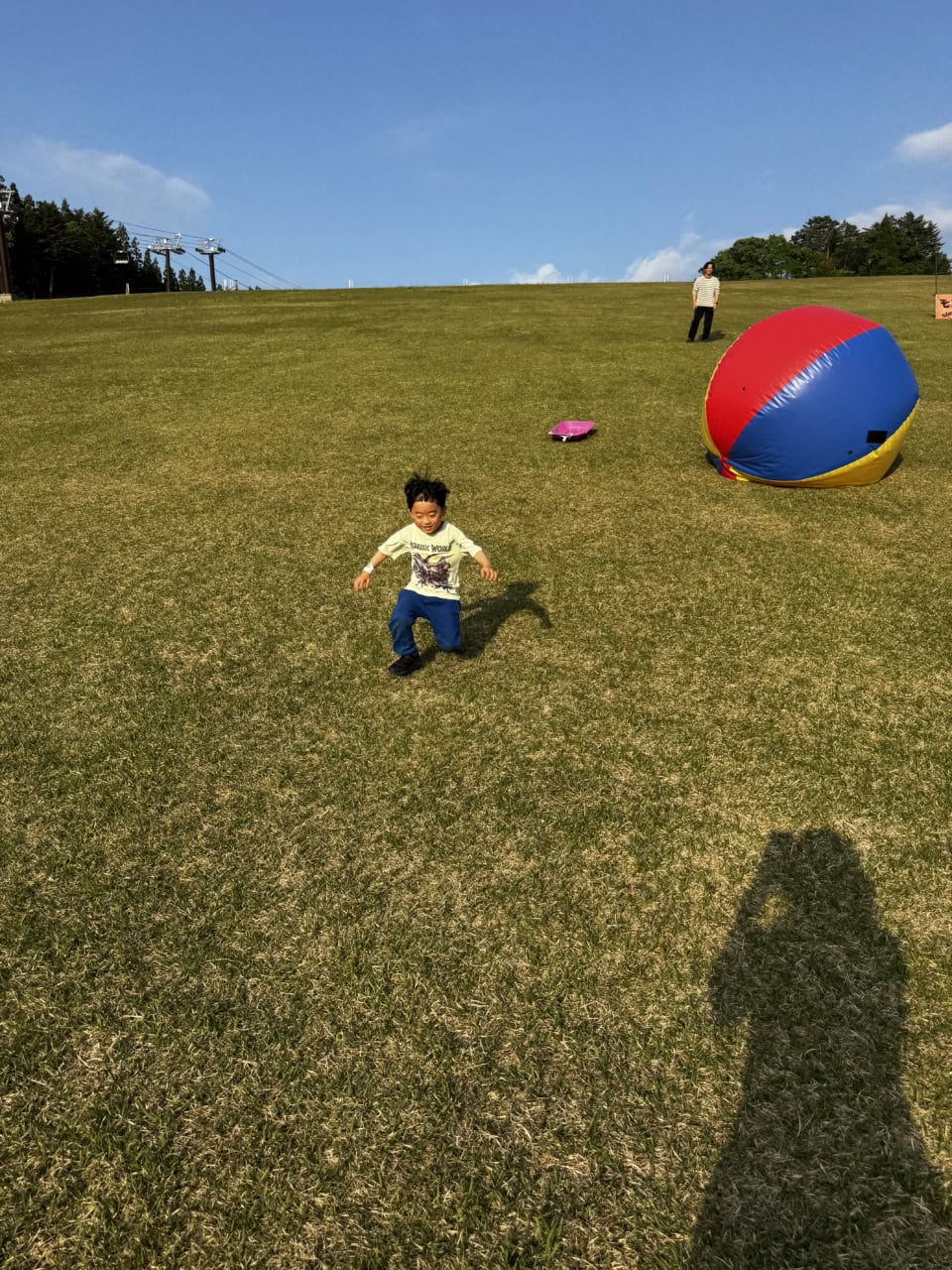 グリーンパークにあった大きなボールに勝てるかごっこ（笑）