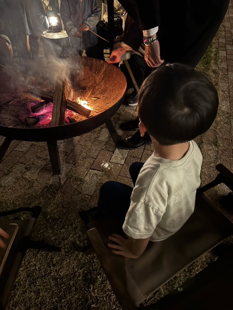 焚火を囲んで焼きマシュマロのサービス。ラウンジで20時に焼きあがる石窯のピザも美味でした