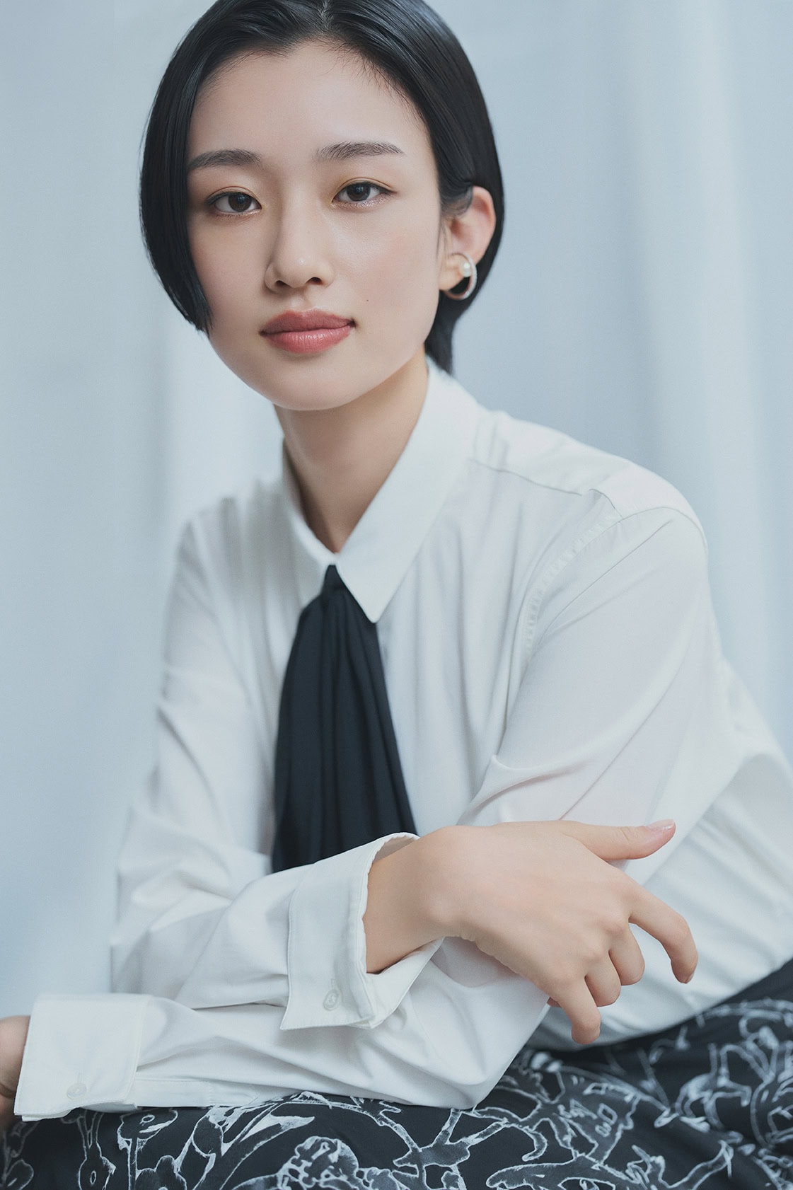 現場に行けばキャストとスタッフと一緒に切磋琢磨して、思いを分かち合えるんですが、基本的には「読み解く」という作業も俳優の仕事の大部分を占めるので、まず、ひとりで家でひたすら考える。だからこそ現場で初めて考えをシェアすることが楽しく感じるんだと思います。