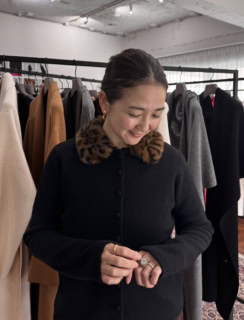 小ぶりながらちゃんと存在感のあるデインジャー。秋冬の洋服にもなじみながら存在感を放ちます。
