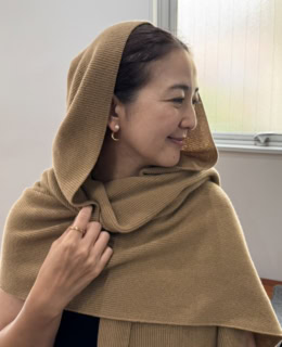 耳たぶの後ろからホーンが覗くデザインは前後逆にしても使える2WAY仕様。