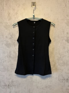 フロントオープンシェルトップTノースリーブ¥1,500(ユニクロ)