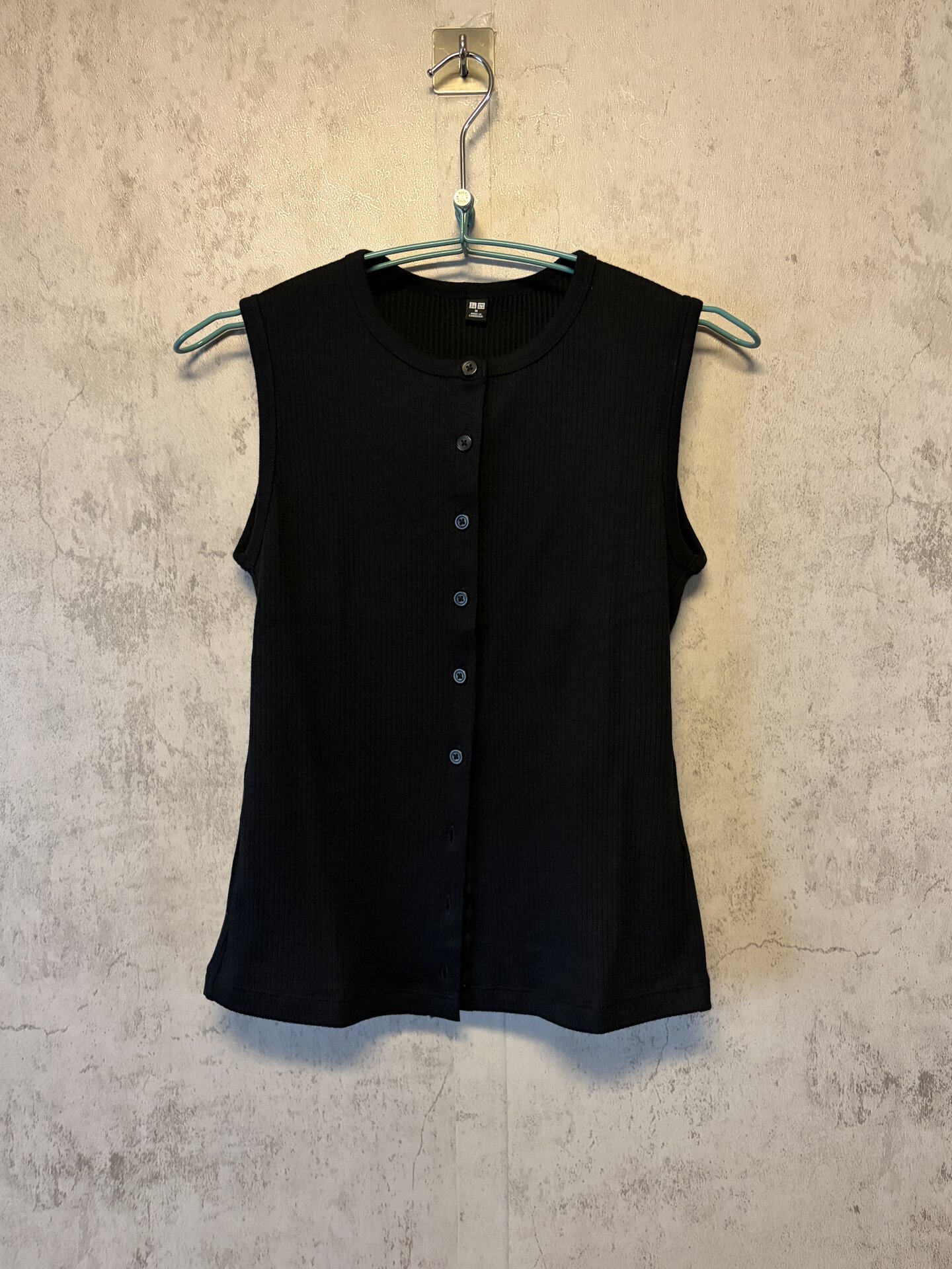 フロントオープンシェルトップTノースリーブ¥1,500(ユニクロ)